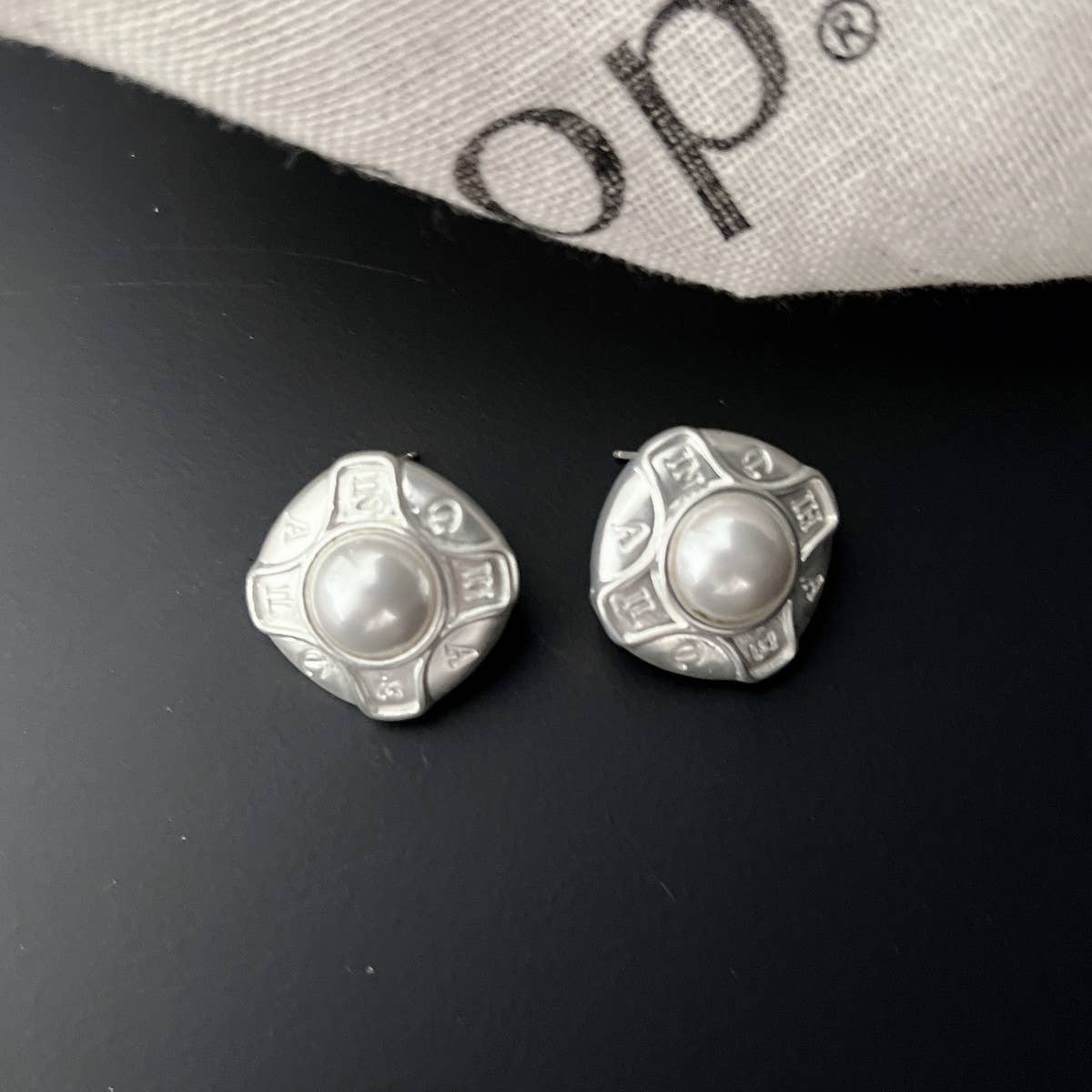 LIGHT LUXURY ROUND PEARL EARRINGS AND EARRINGS