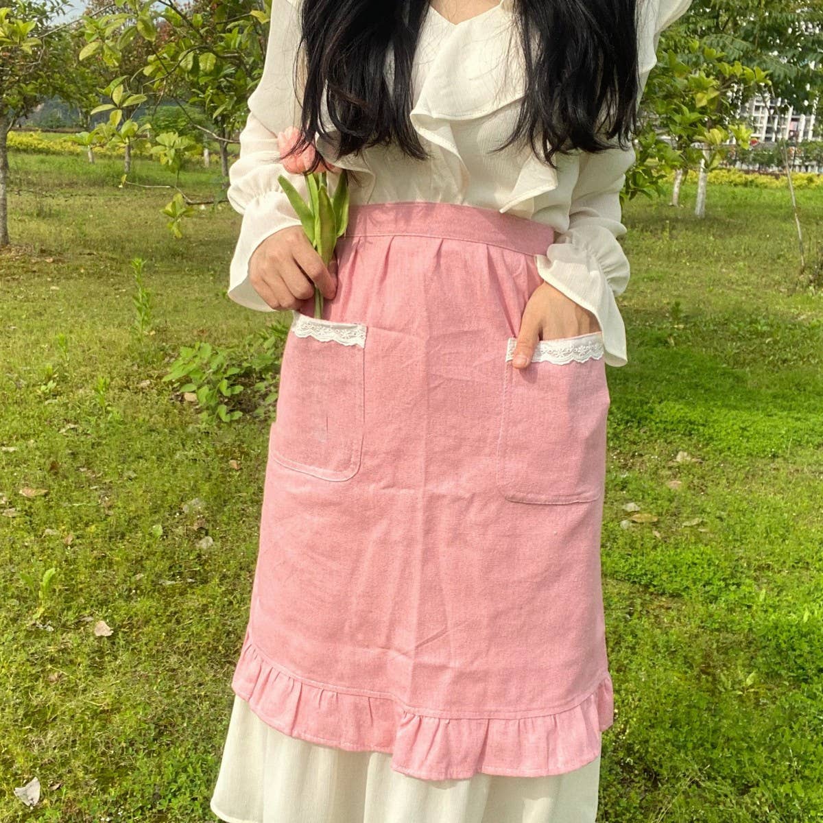 HALF-LENGTH LINEN COTTON AND LINEN LACE APRON