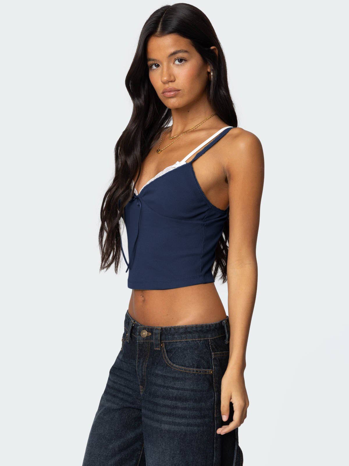 Lace Two low-cut, contrasting color fake pieces