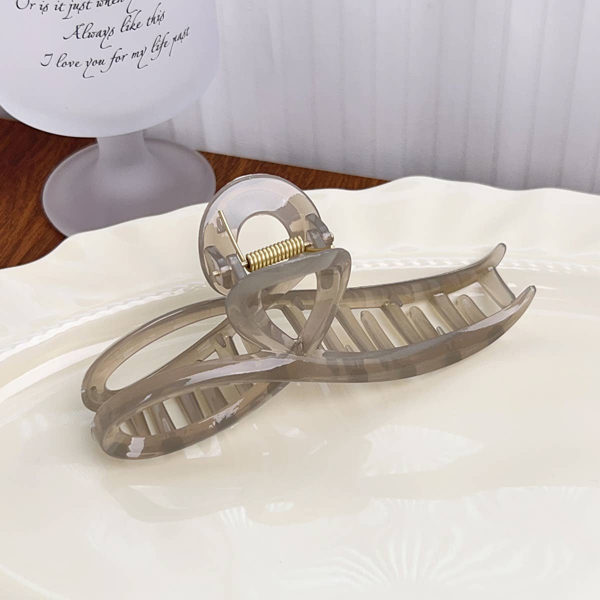 Simple and elegant transparent gripper