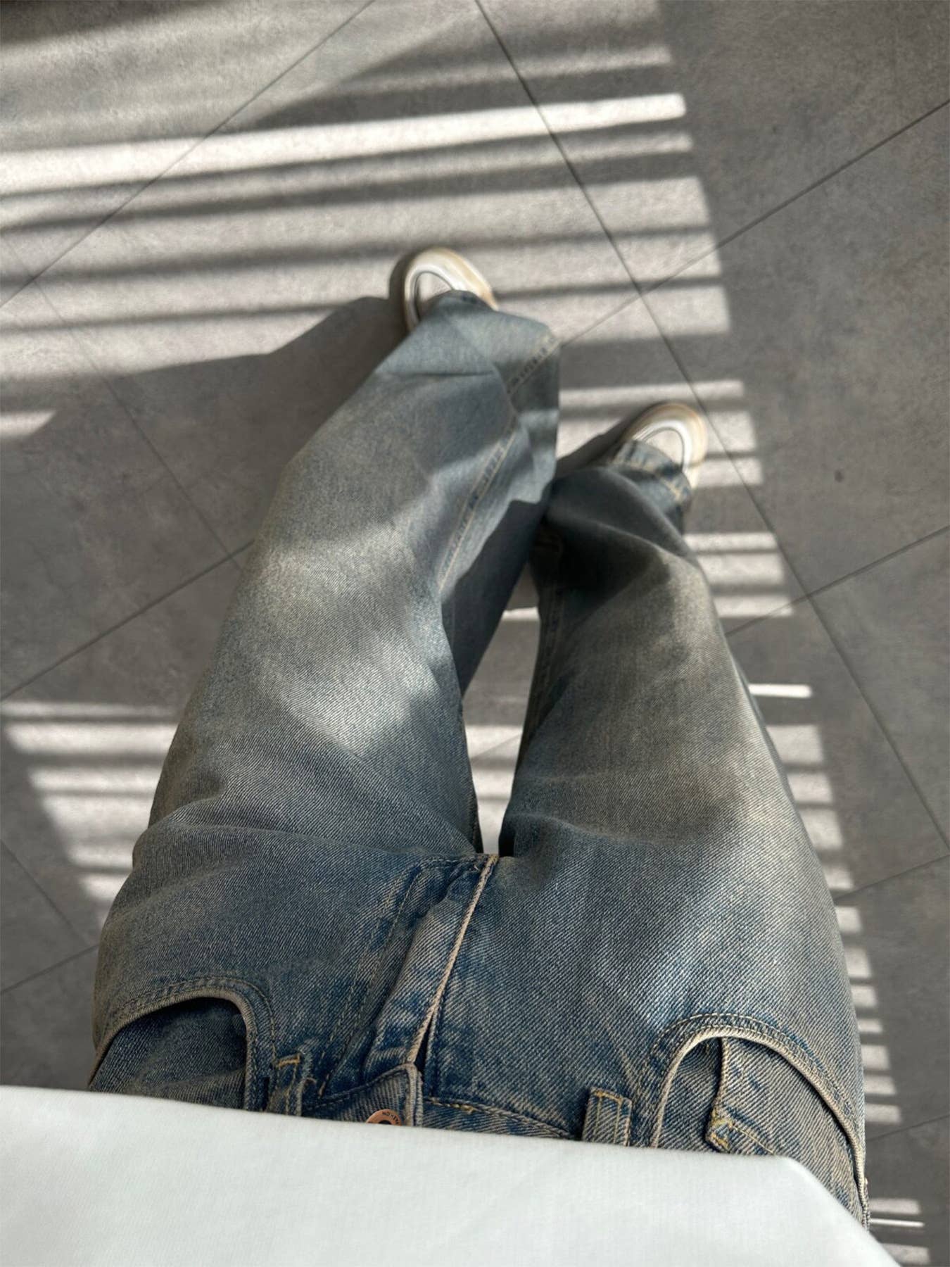 Slightly elastic straight-leg denim trousers