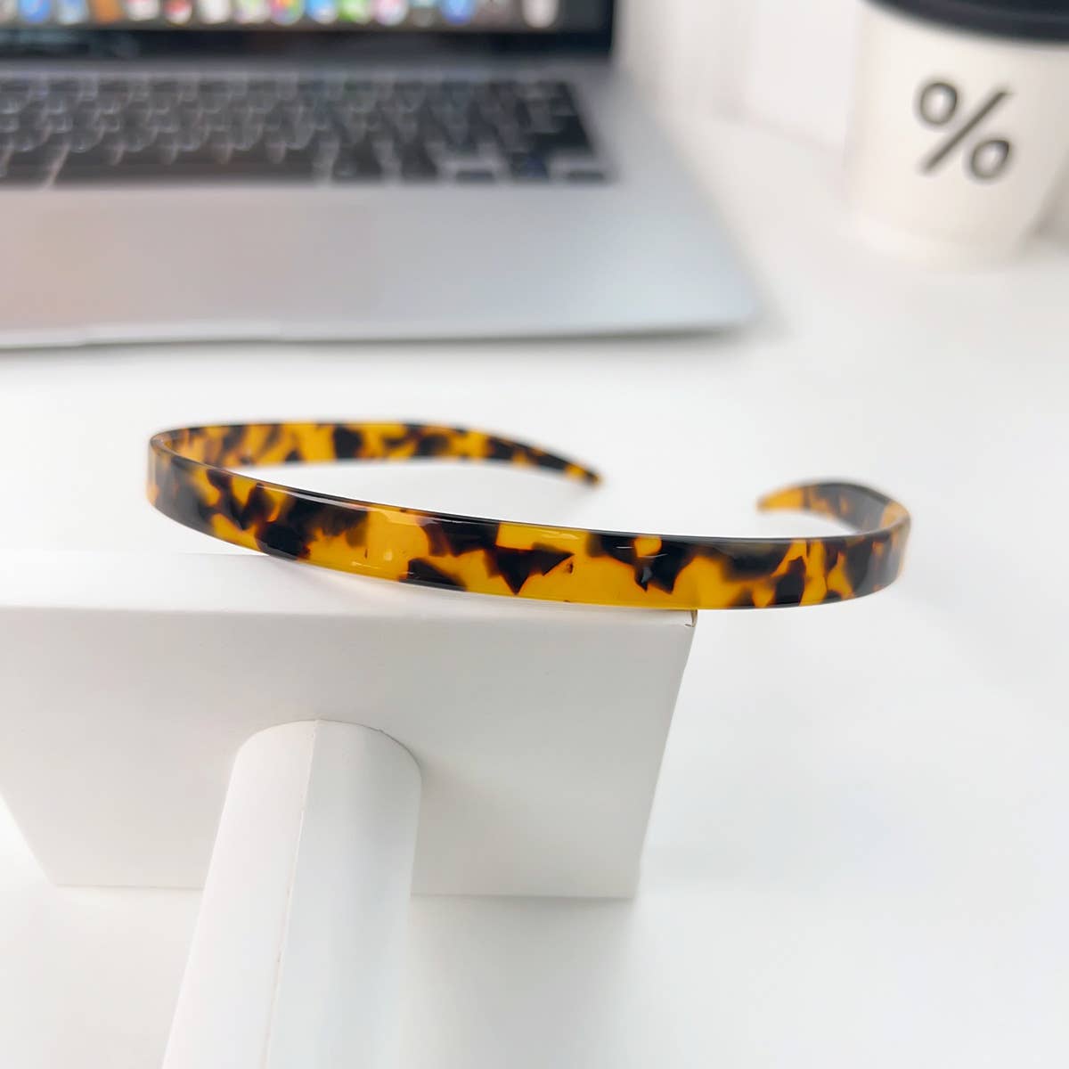 High-end sunglasses and acetic acid hair band