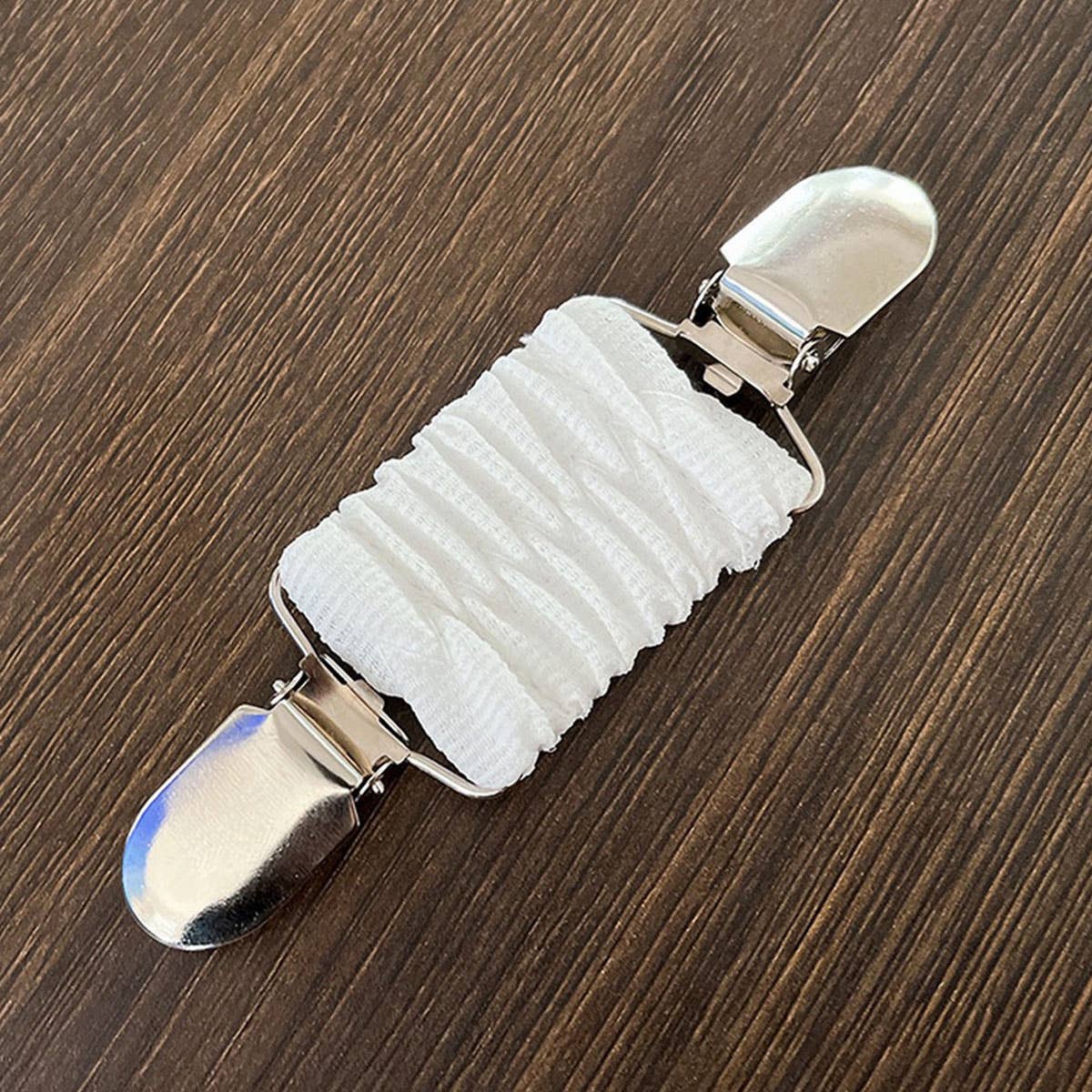 FASHIONABLE SHAWL CLIP WITH ANTI-EXPOSURE BUCKLE