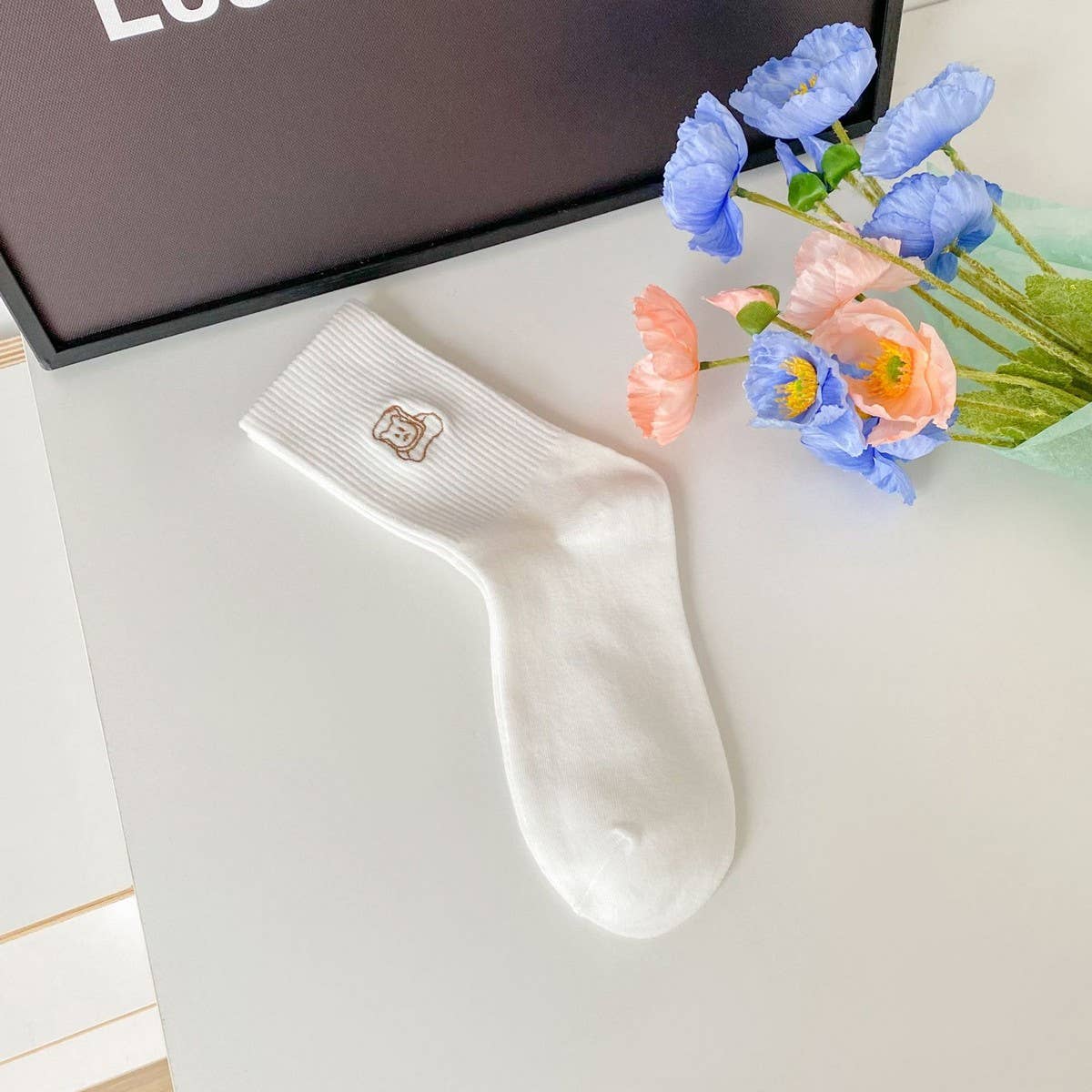 WHITE NEW EMBROIDERED SIMPLE MIDDLE SOCKS