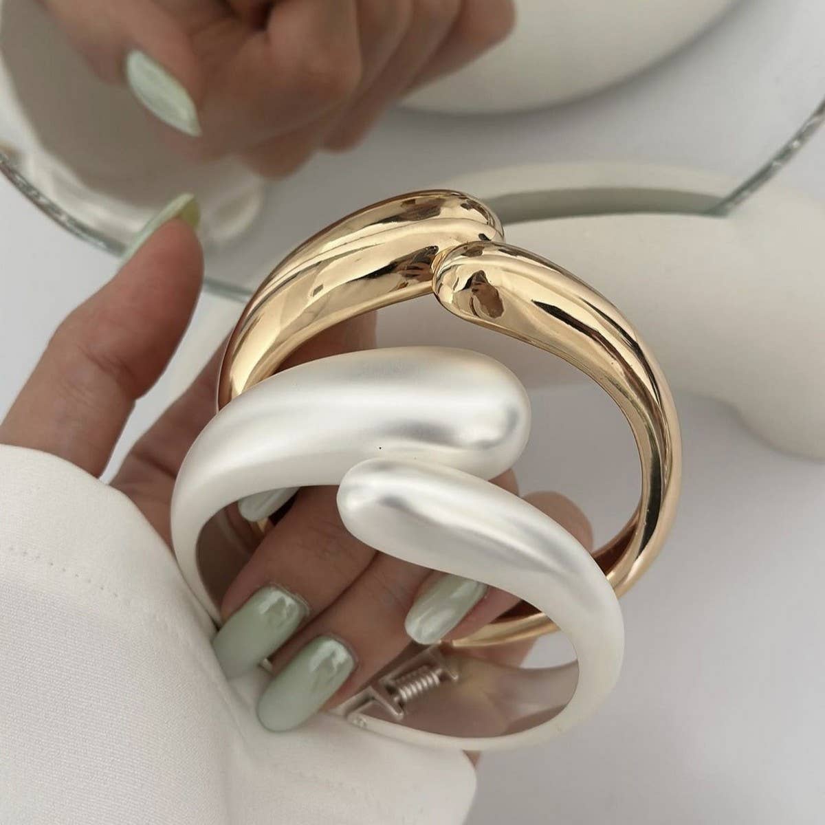 DESIGN METAL GLOSSY WATER DROP HUG BRACELET