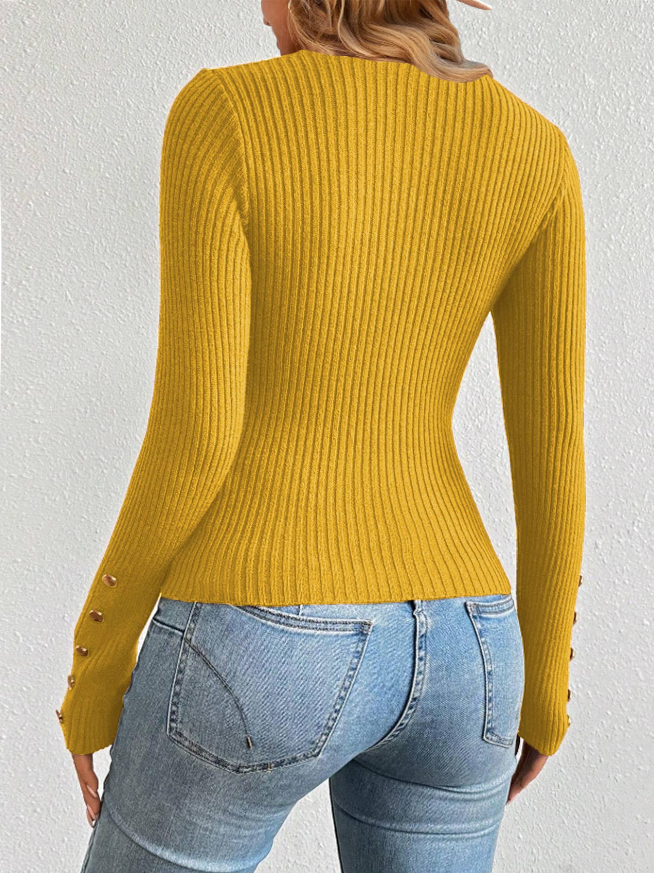 Round-neck solid-color metal buckle knitted top