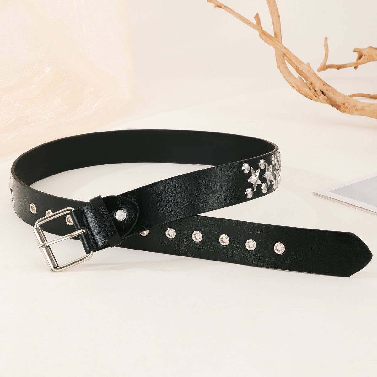 Five-pointed star rivets Punk-style belt