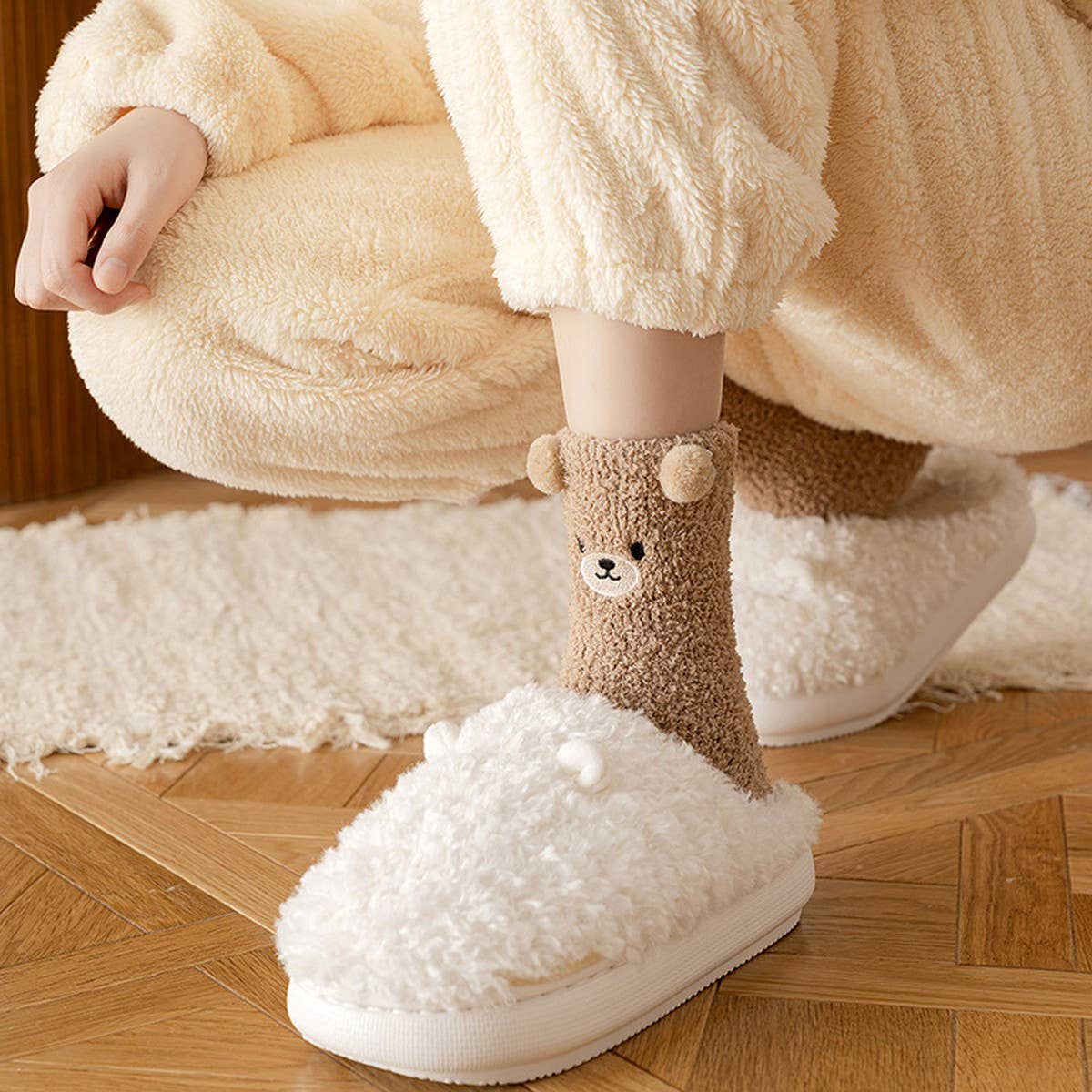 EMBROIDERED CARTOON BEAR LINT-FREE SOCKS
