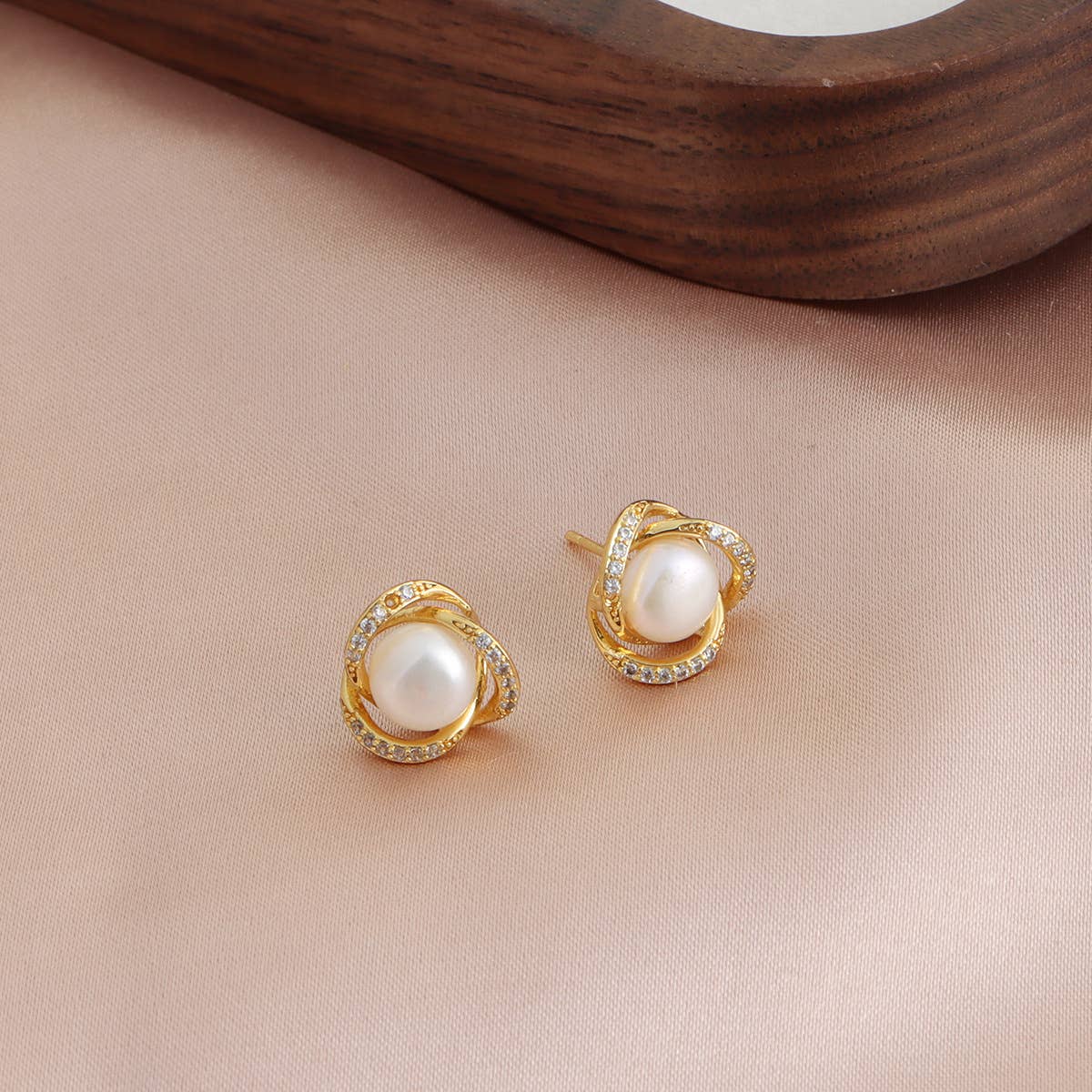 Light luxury freshwater Baroque pearl earrings