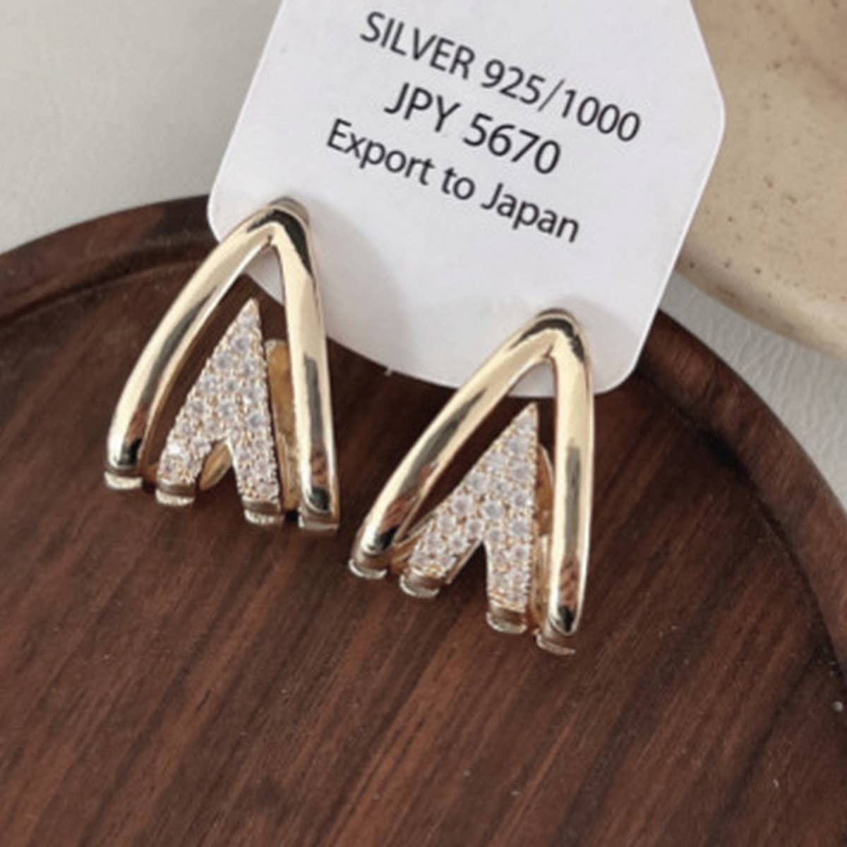 MINIMALIST V-SHAPED EARRINGS