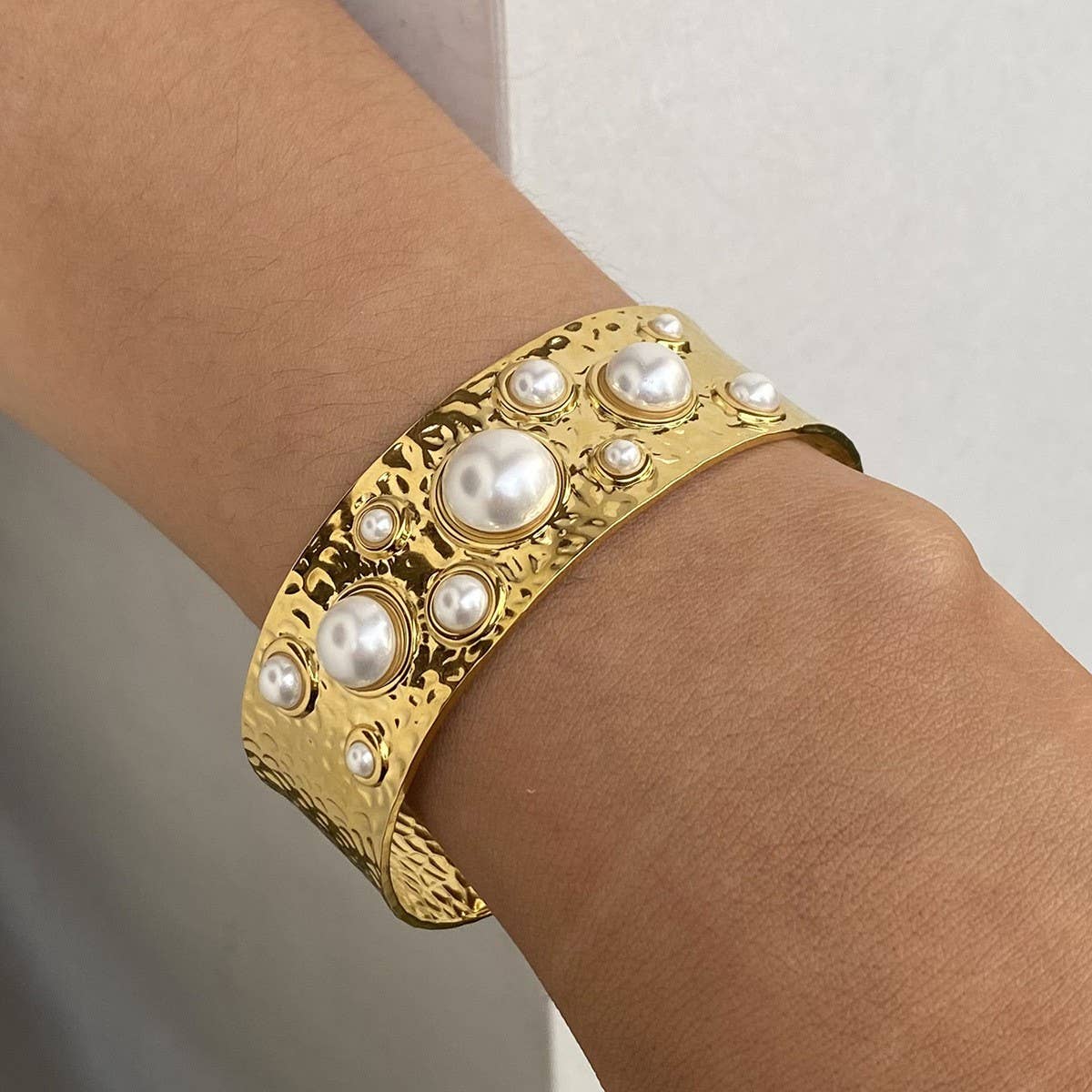 18K Gold Pearl Hammered Open Cuff Bracelet_CWAJE4886