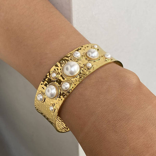 18K Gold Pearl Hammered Open Cuff Bracelet_CWAJE4886