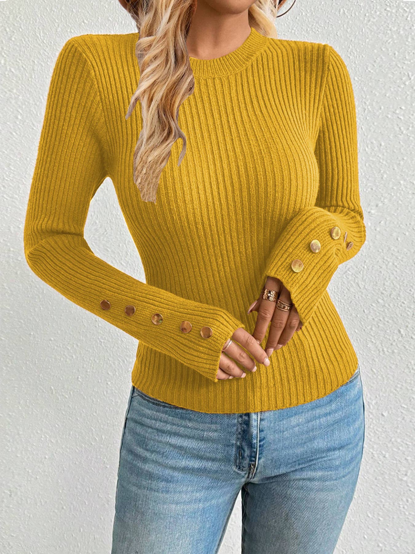 Round-neck solid-color metal buckle knitted top