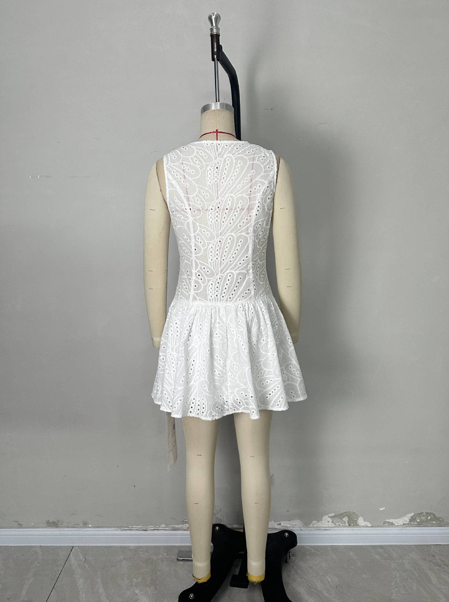 Simple fitted sleeveless single-breasted dress