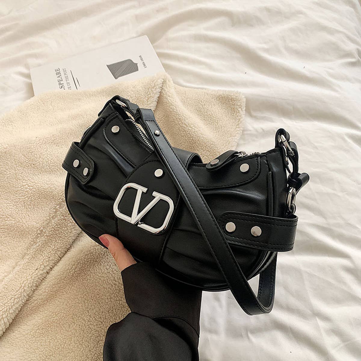 FASHIONABLE V PLEATED STUDDED SHOULDER BAG_CWAB1578