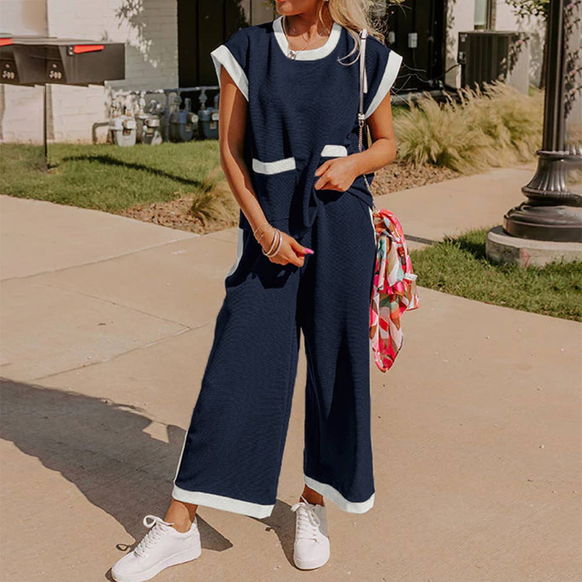 Round neck top straight pants color contrast suit