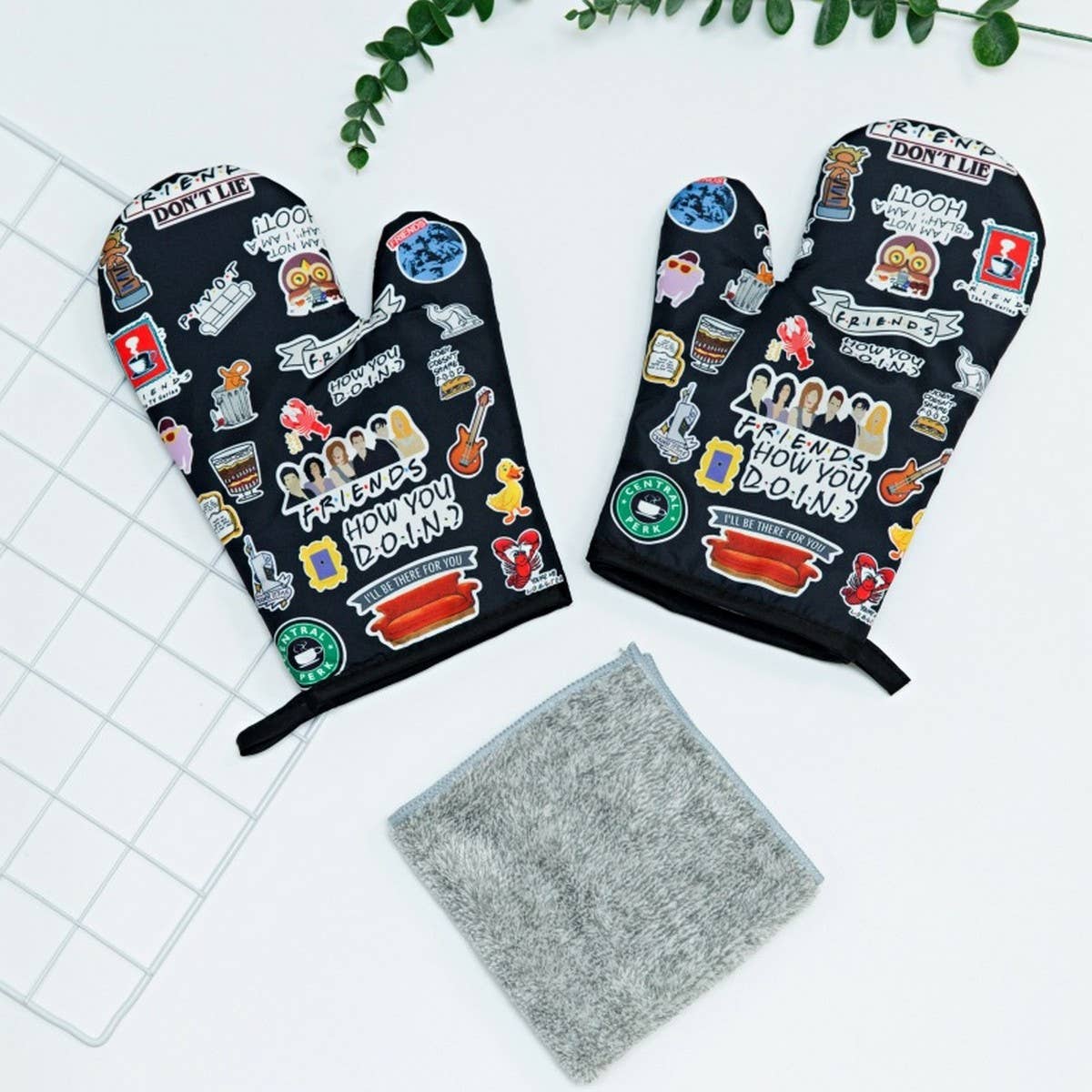 SCALD-PROOF HEAT-INSULATING GLOVES THREE-PIECE SET