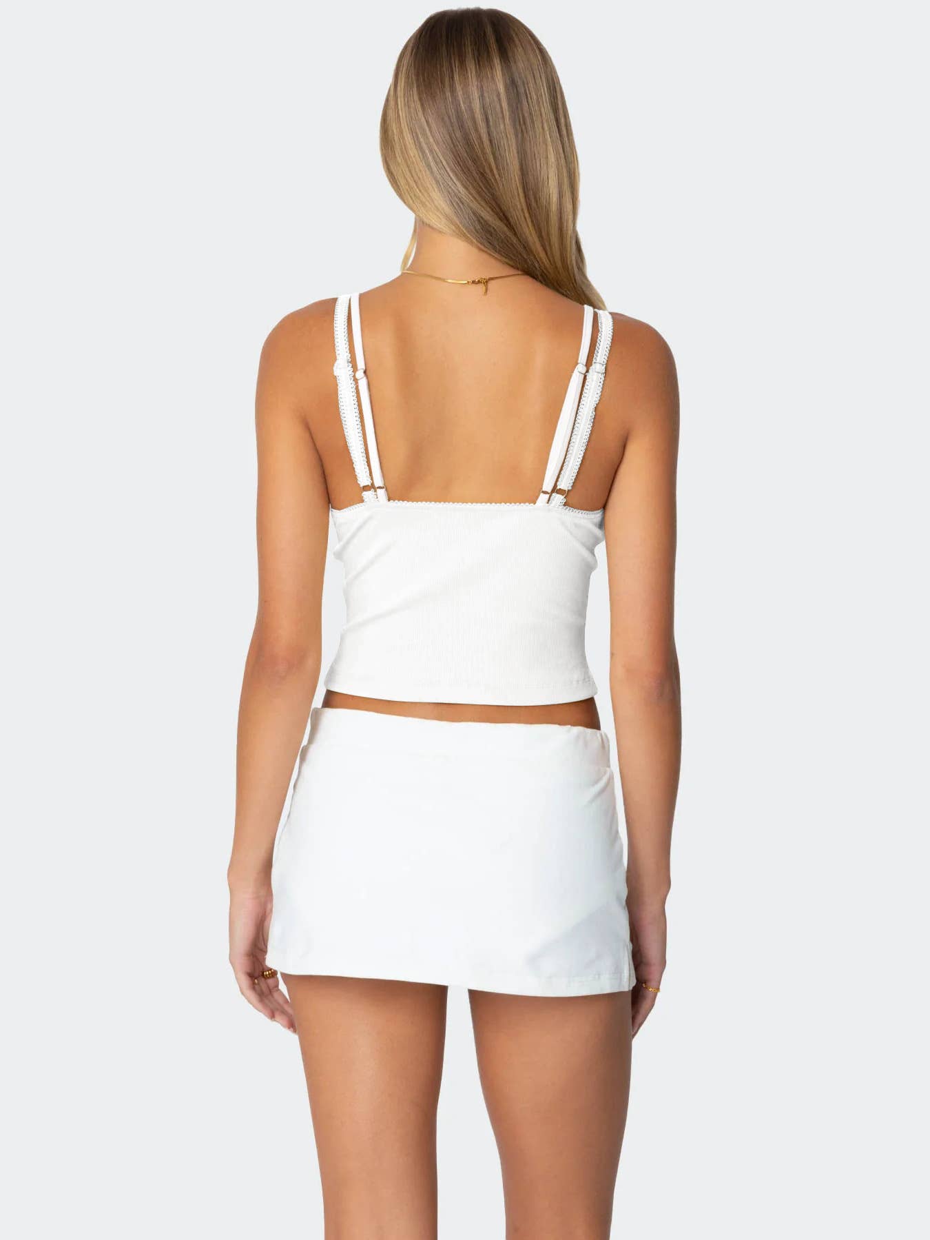 Lace Two low-cut, contrasting color fake pieces