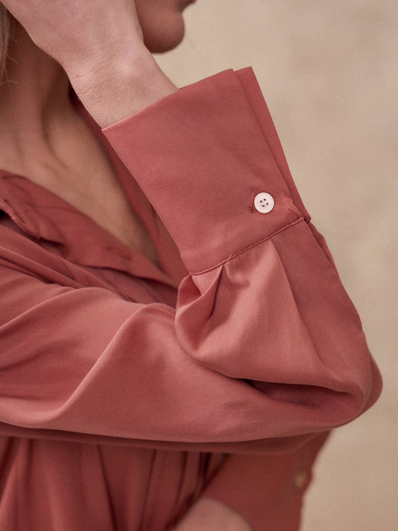 SOLID COLOR BASIC FASHION BUTTON-DOWN SHIRT