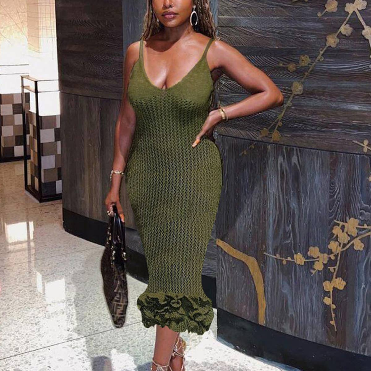 SLIM-FIT KNITTED DRESS WITH BACKLESS WOODEN EARS