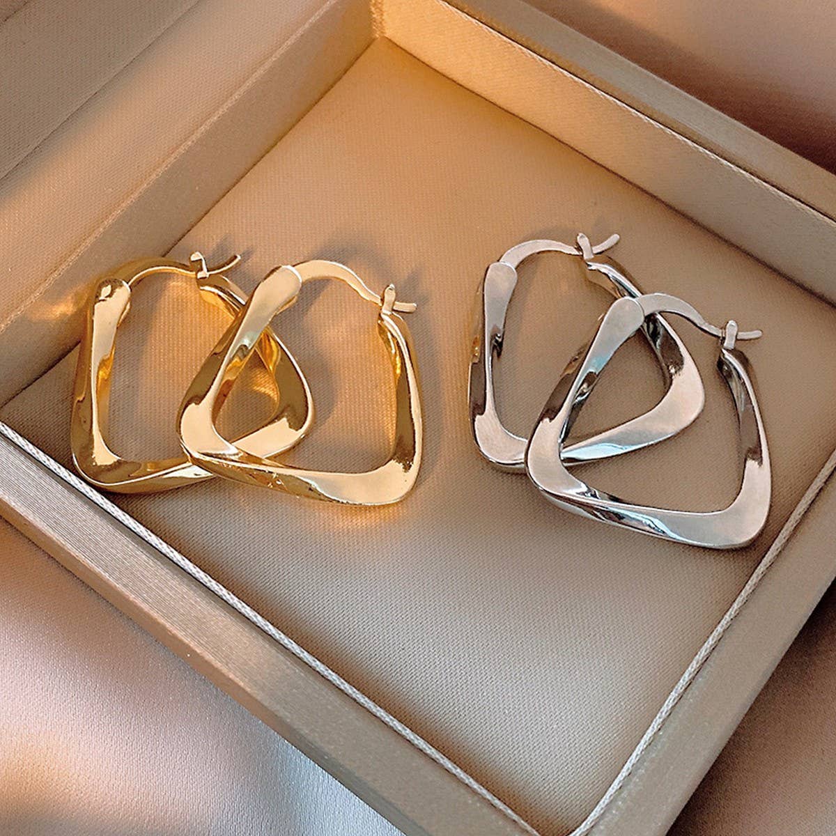 THREADED U-SHAPED SIMPLE AND FASHIONABLE EARRINGS