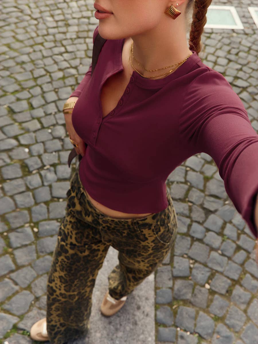 Versatile, form-fitting, round-neck T-shirt