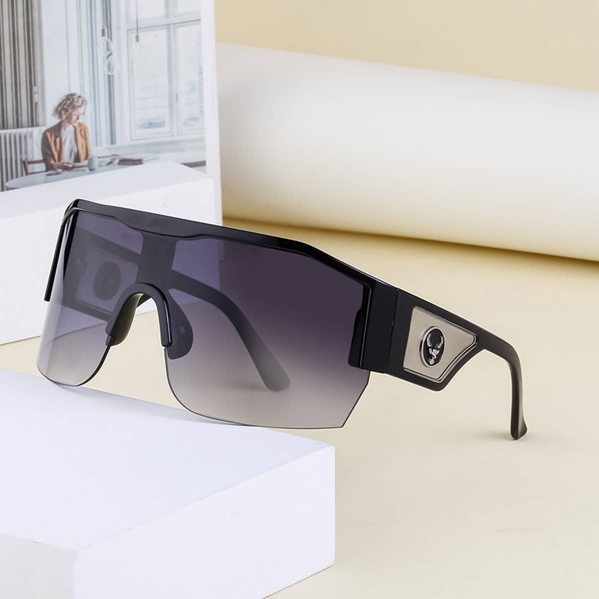 ONE-PIECE PERSONALITY LARGE FRAME SUNGLASSES_CWASG0717