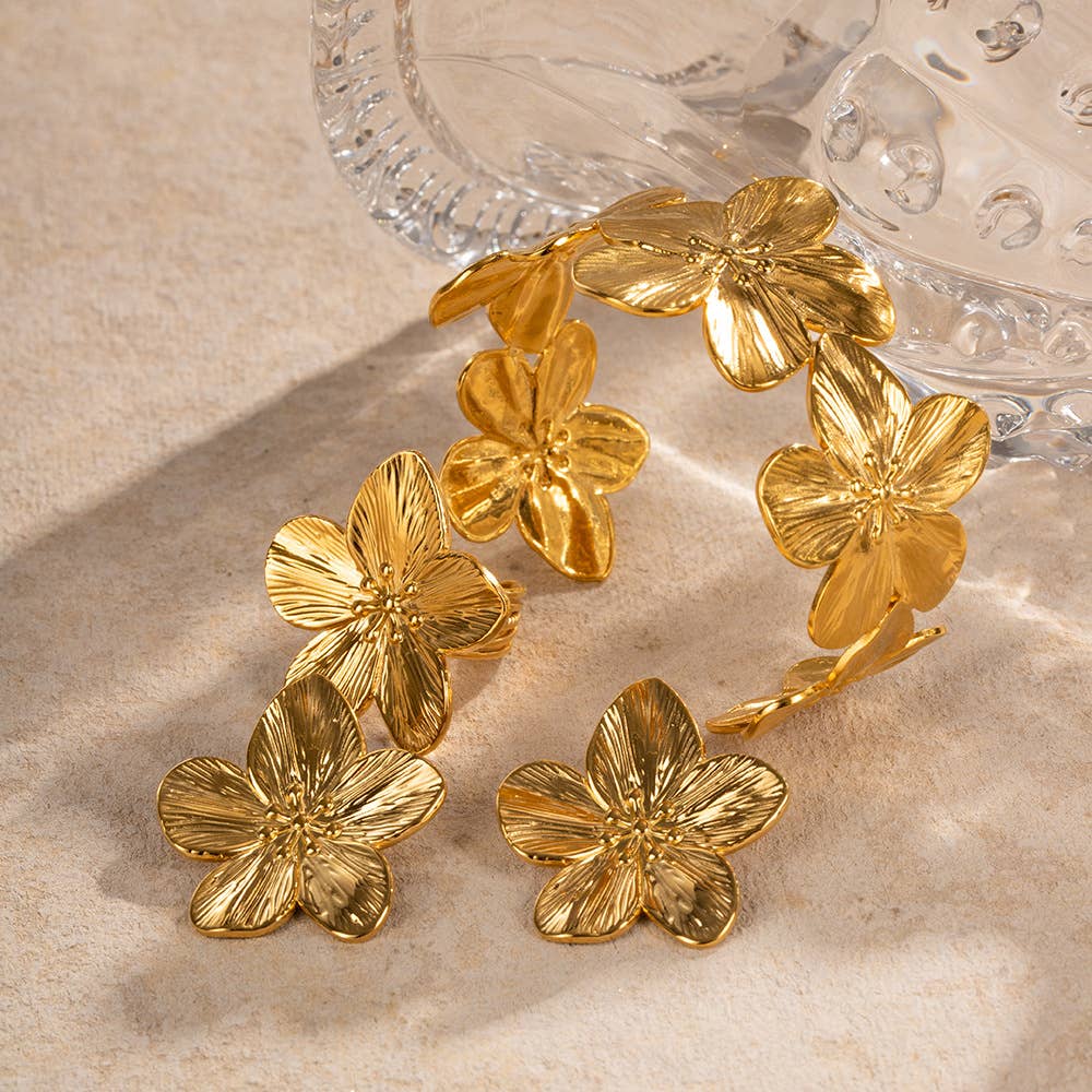 Two-piece set of golden flower stud rings