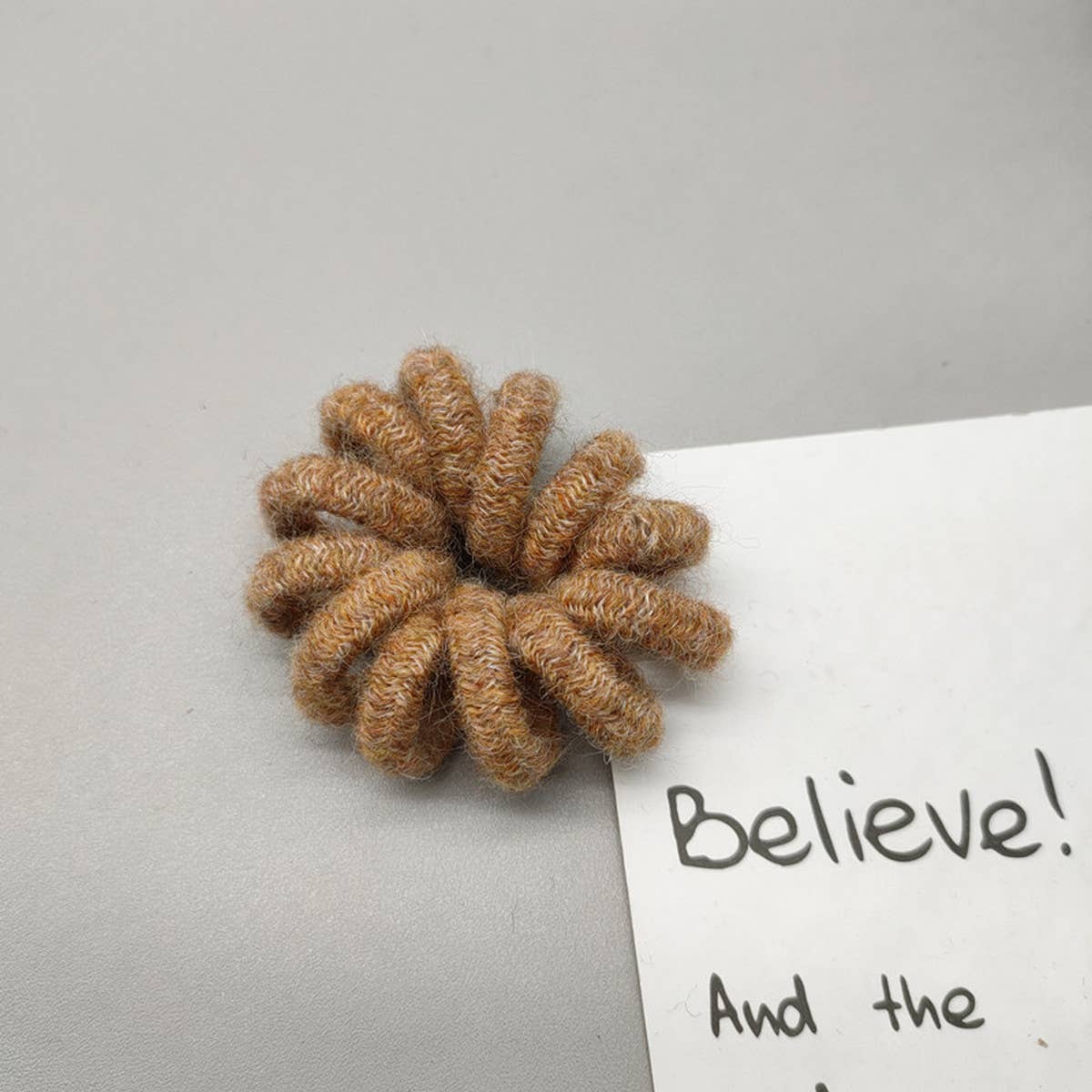 VERSATILE AND REFRESHING KNITTED HAIR TIE