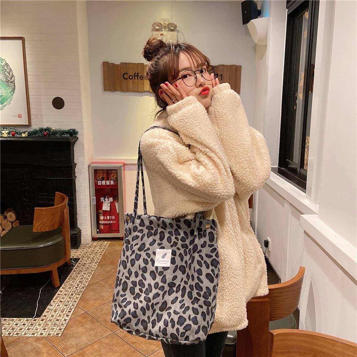 CWAB3899_CORDUROY SNAP-BUTTON LARGE-CAPACITY SHOULDER BAG