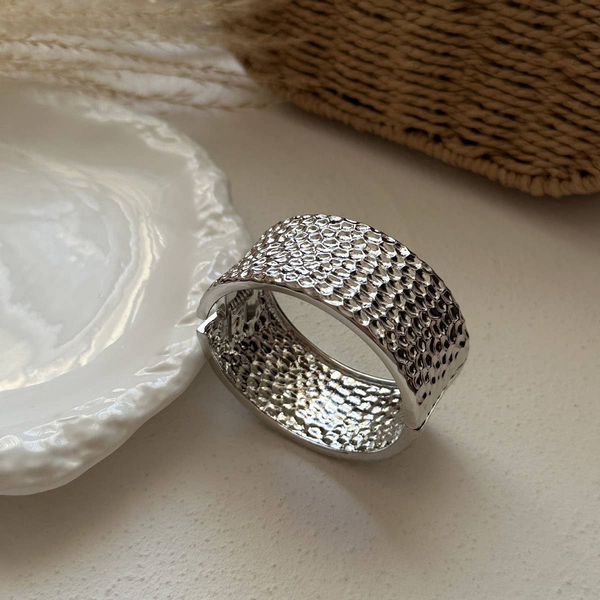 NEW LIGHT LUXURY FASHION IRREGULAR BRACELET