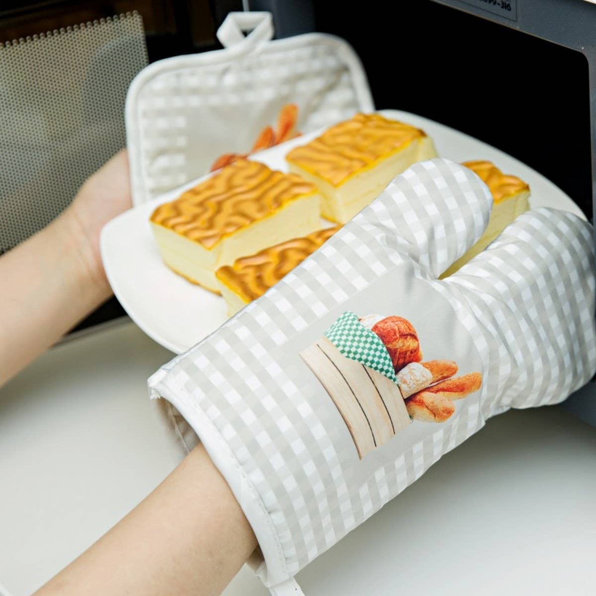 SCALD-PROOF HEAT-INSULATING GLOVES THREE-PIECE SET