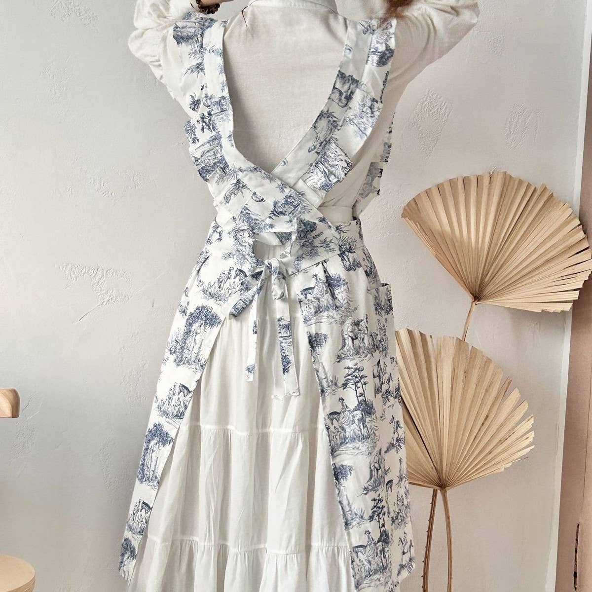 LANDSCAPE PAINTING OF RUFFLED NUMB APRON