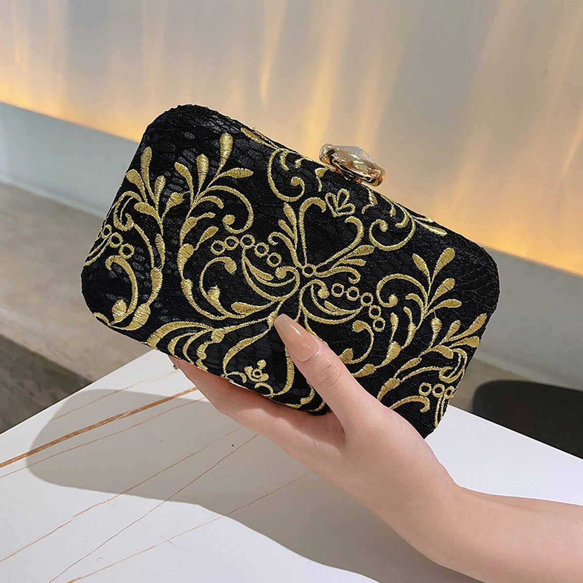 BLACK EMBROIDERED RETRO CLUTCH BAG_CWAB2529