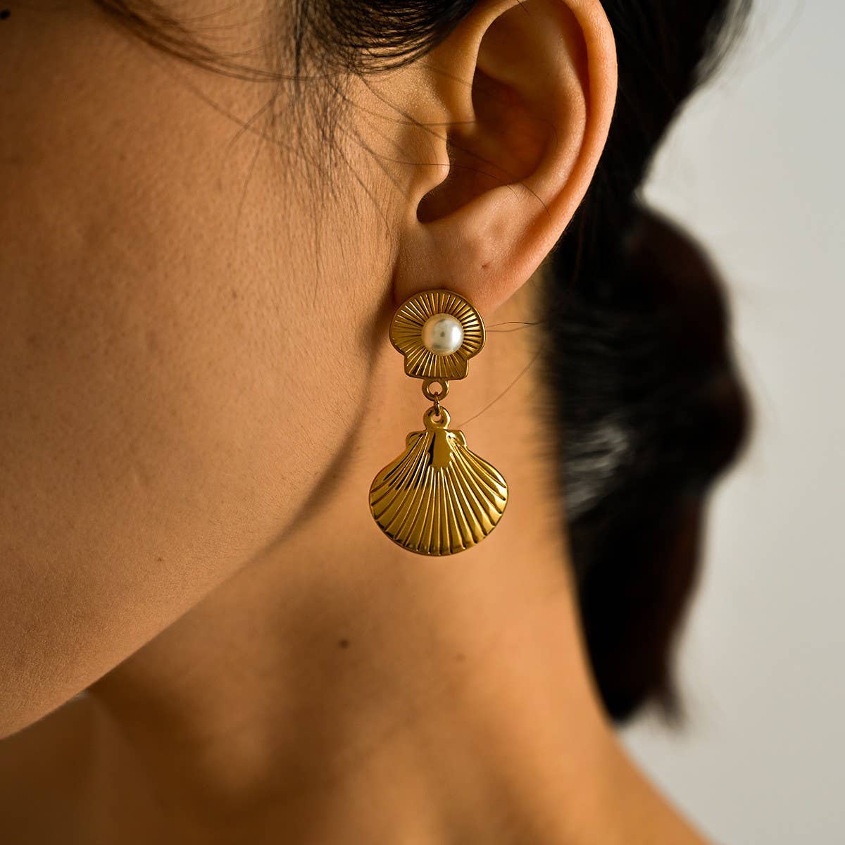 Stylish 18K Stainless Steel Conch Pearl Earrings_CWMM8904