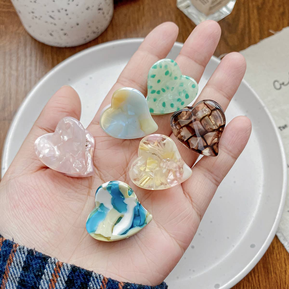 Cute acetic acid heart-shaped small clipper