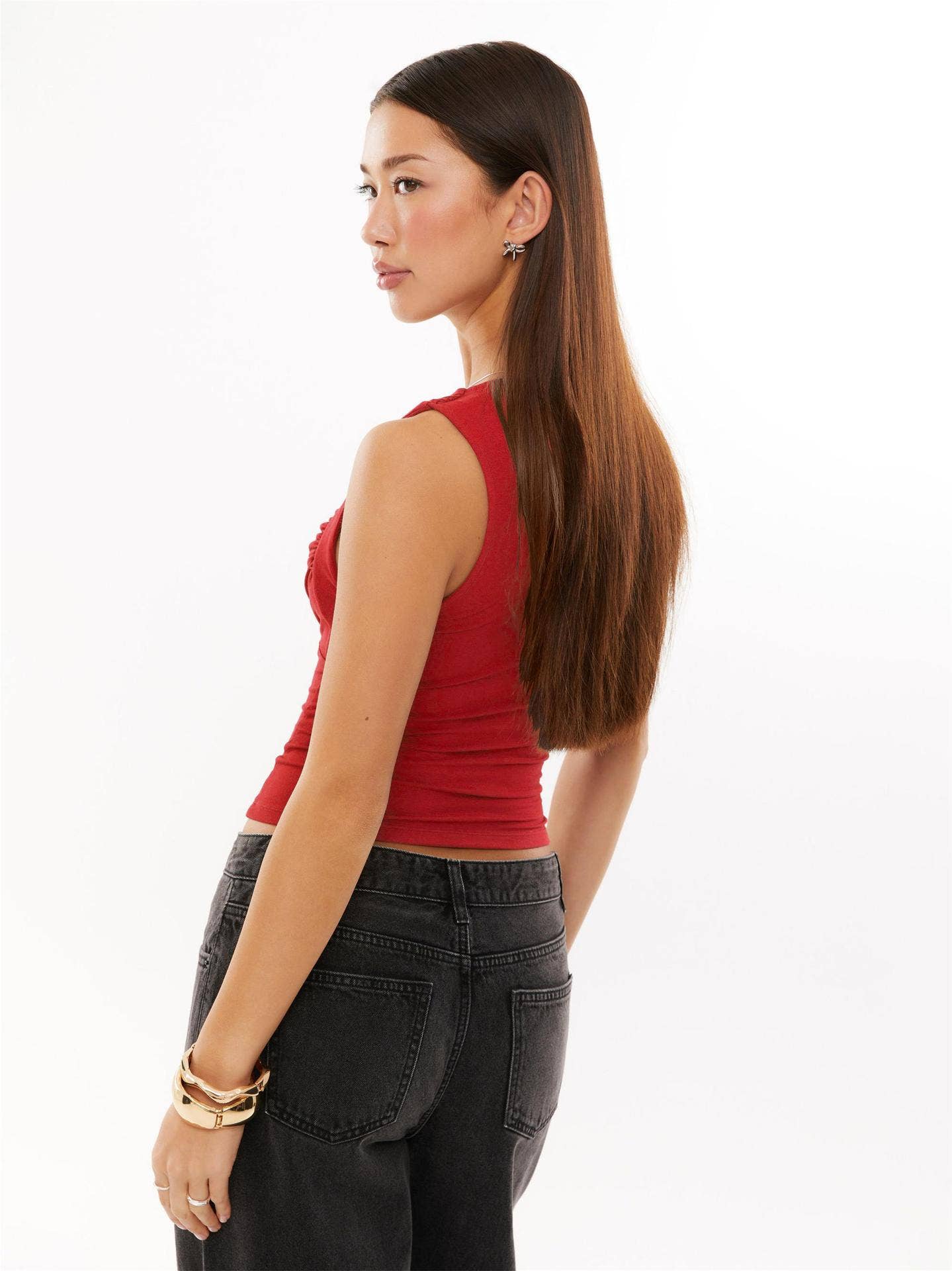 Solid color low-neck sleeveless slim-fit vest