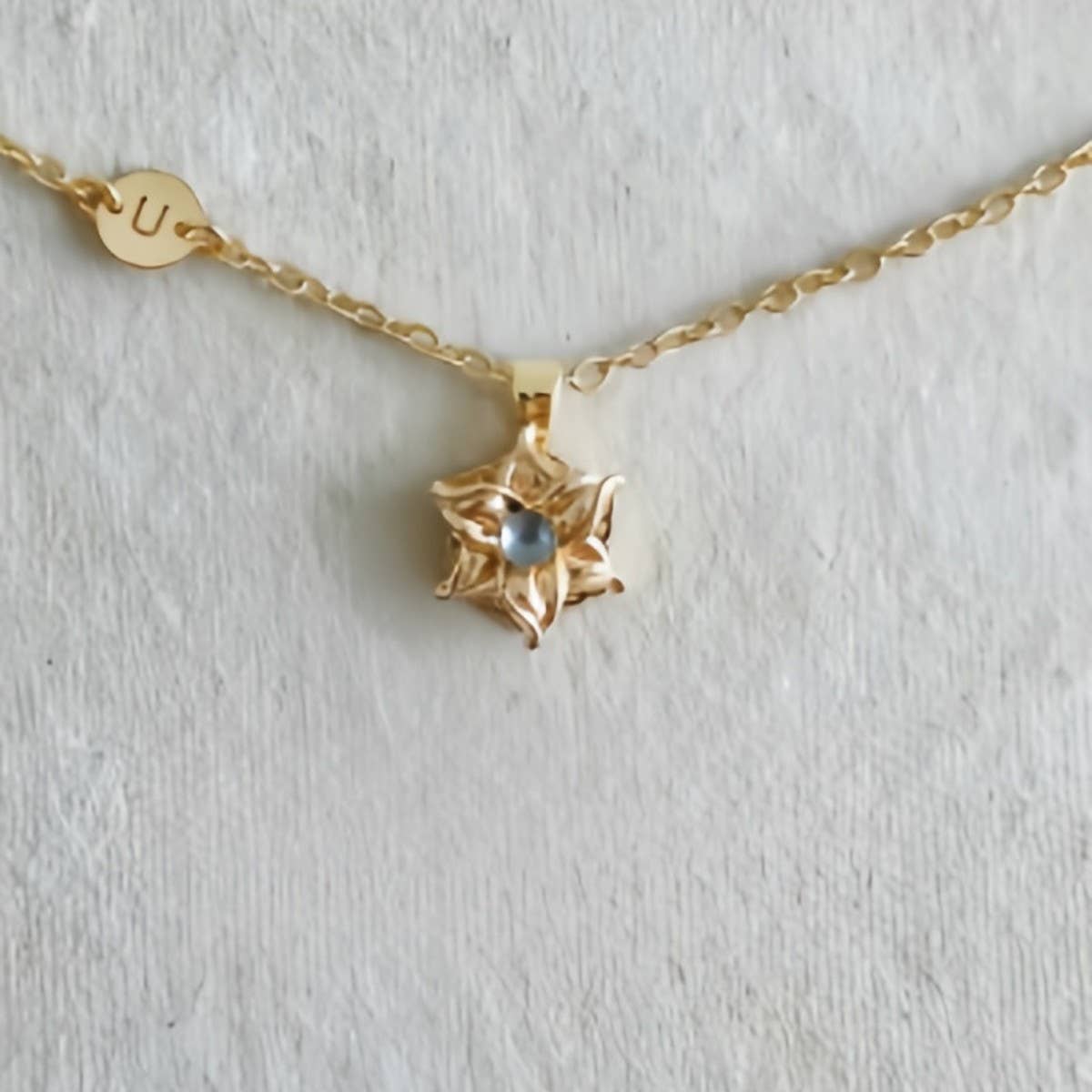 DECEMBER FLOWER ROTATING FLOWER LUCKY NECKLACE