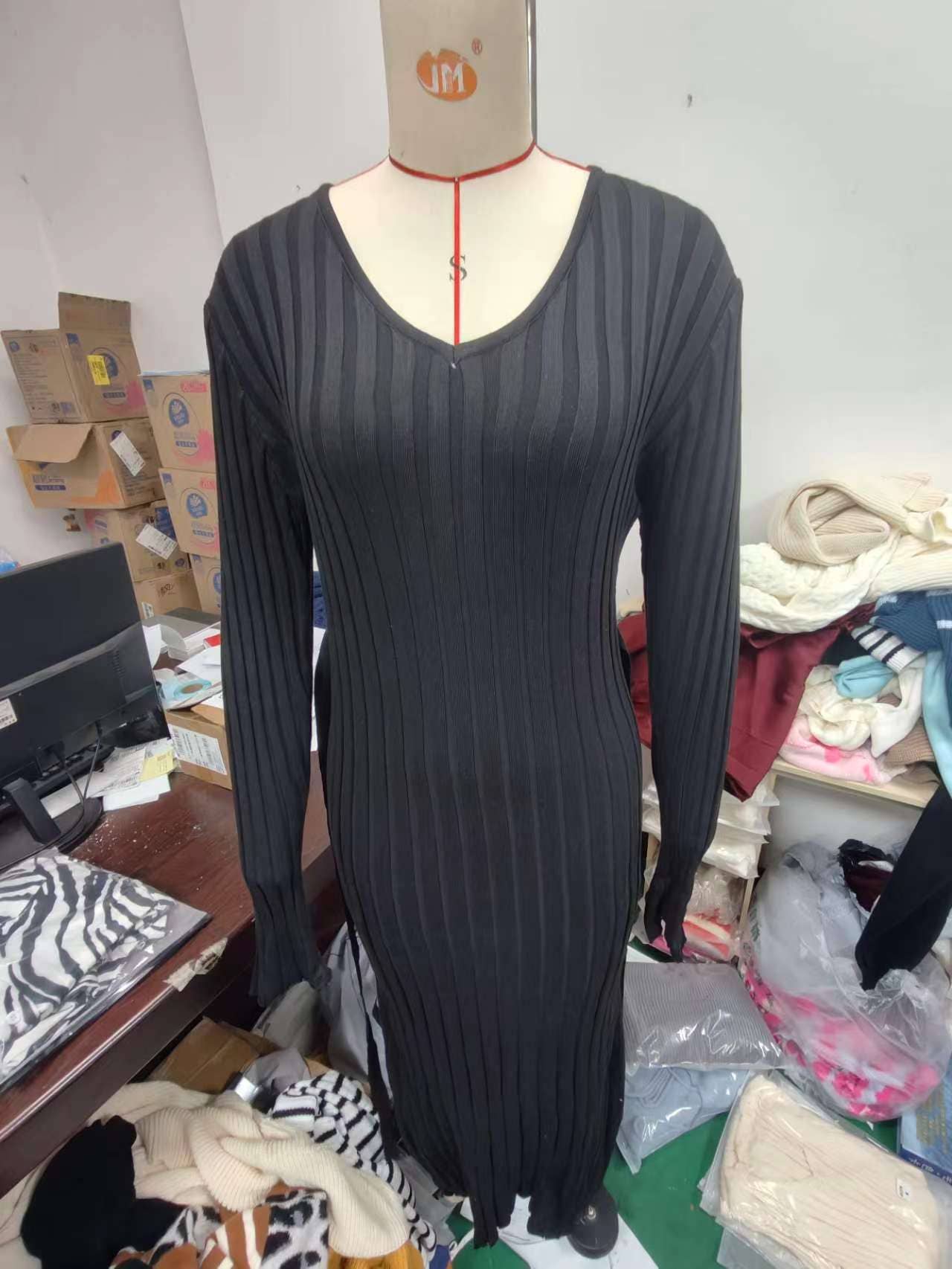 SLIM KNIT SKIRT WITH CASUAL WAIST AND V-NECK