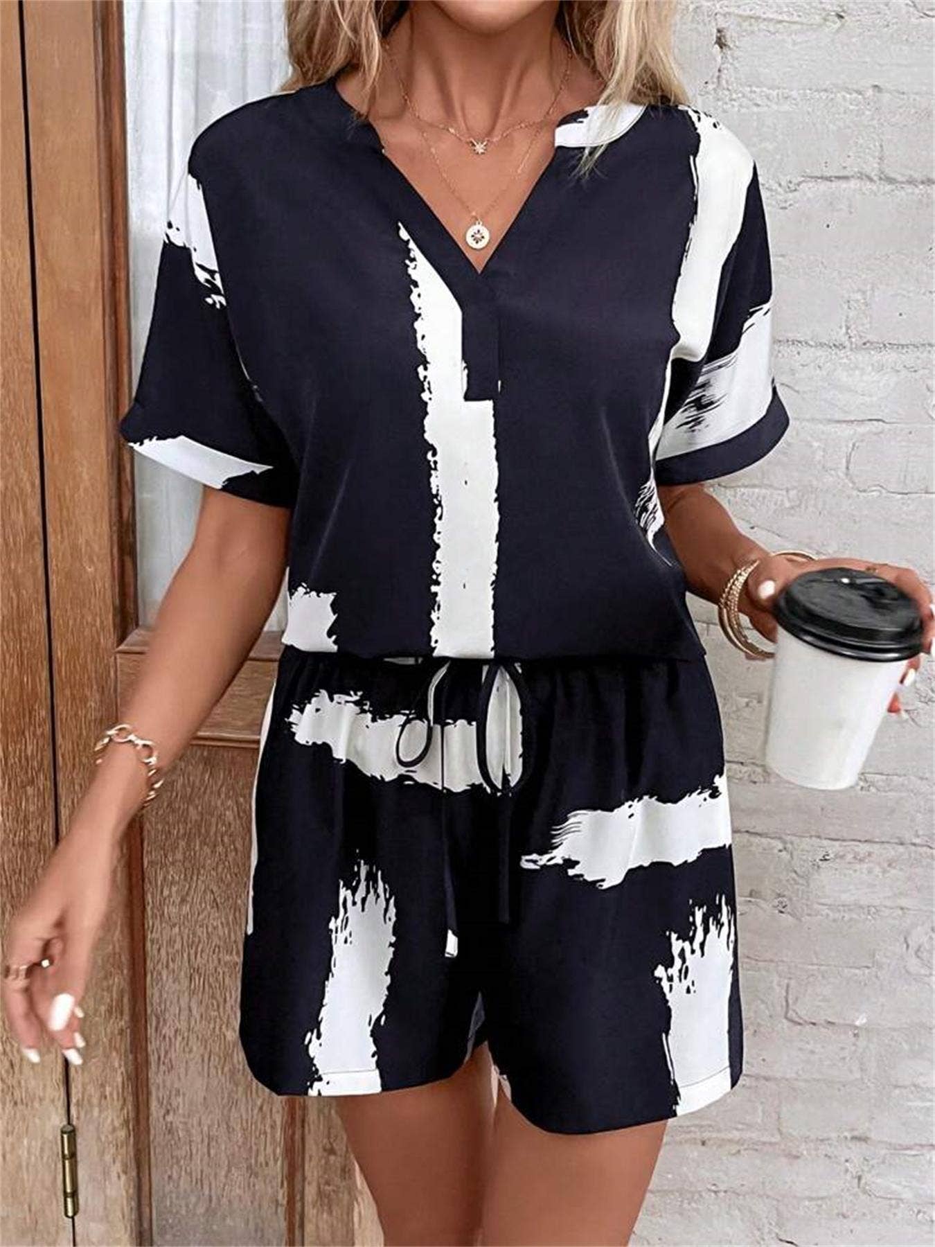 V-neck printed T-shirt elastic waist shorts set