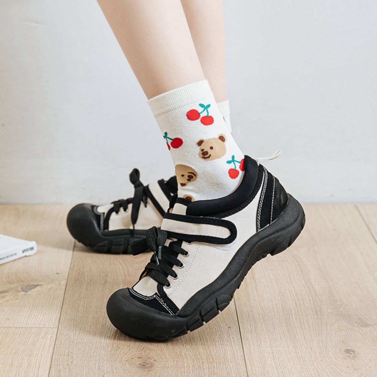 MILKY WHITE DOODLE SMILEY PATTERN CREW SOCKS
