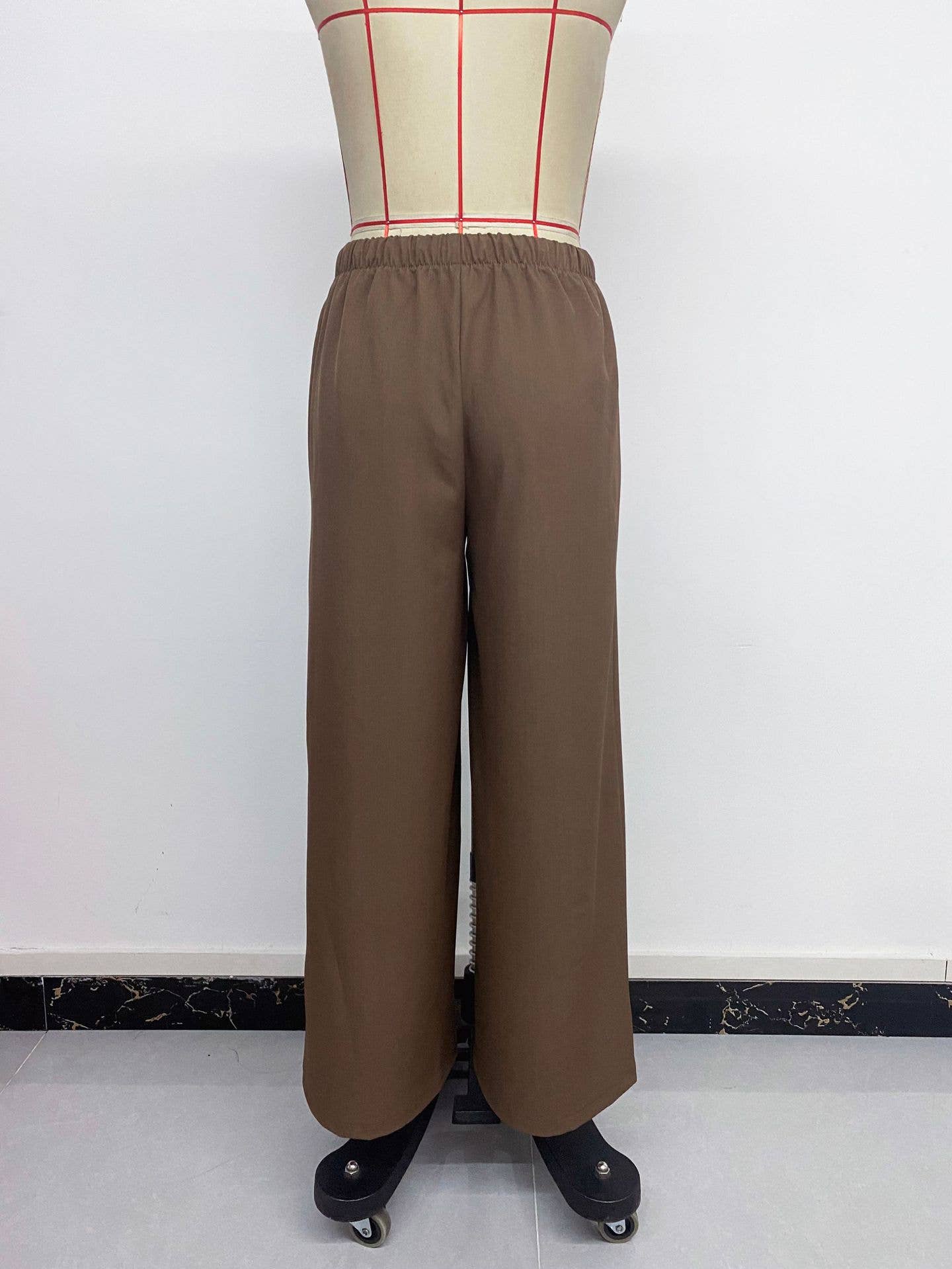 Stretched-waist drawstring straight-leg trousers