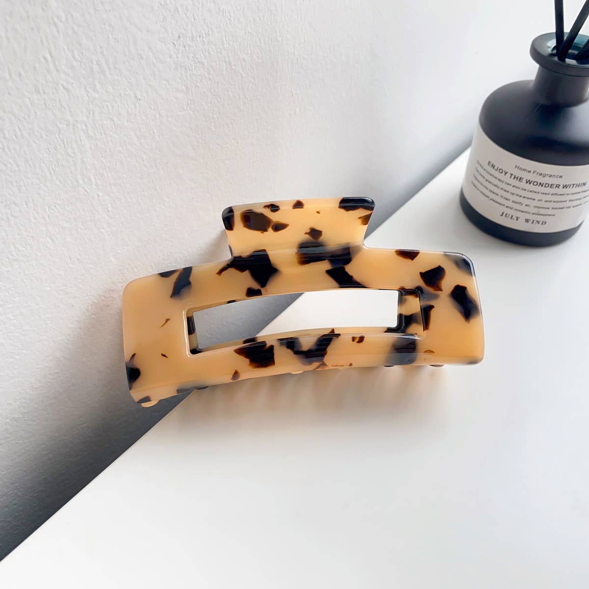 Retro and high-end acetate leopard hair clippers