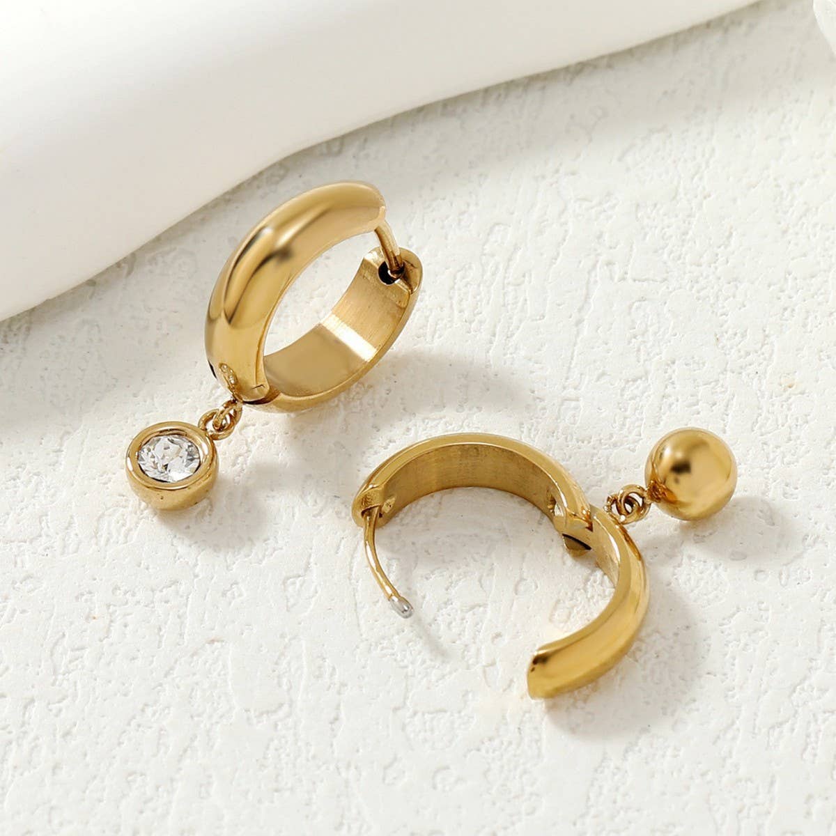 18K GOLD EARRINGS WITH WHITE GEMSTONES_CWMM3661
