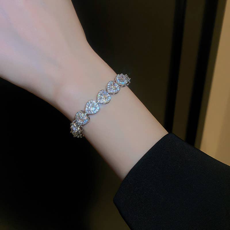 Luxurious heart-shaped zircon bracelet
