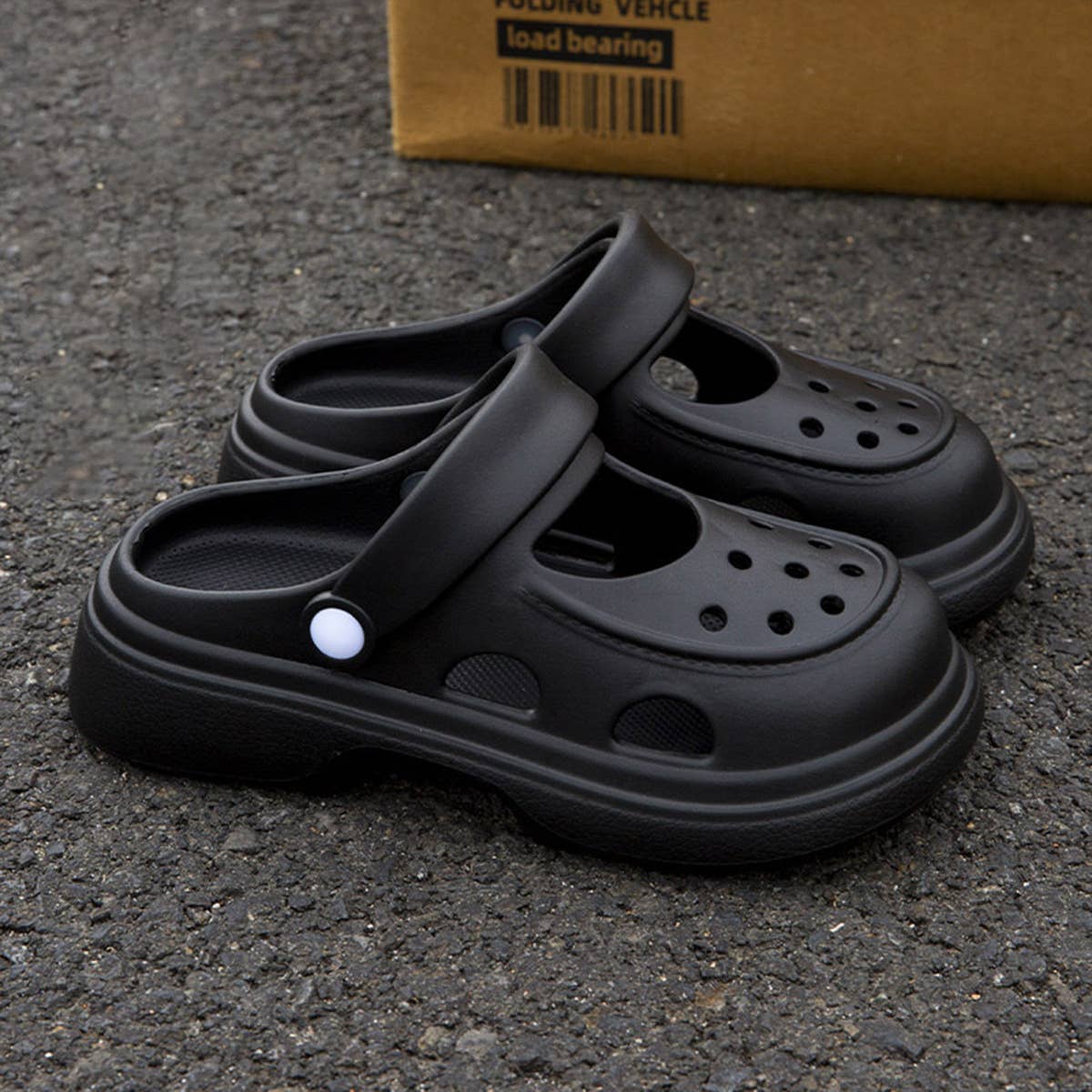 THICK-SOLED RETRO HOLE SANDALS
