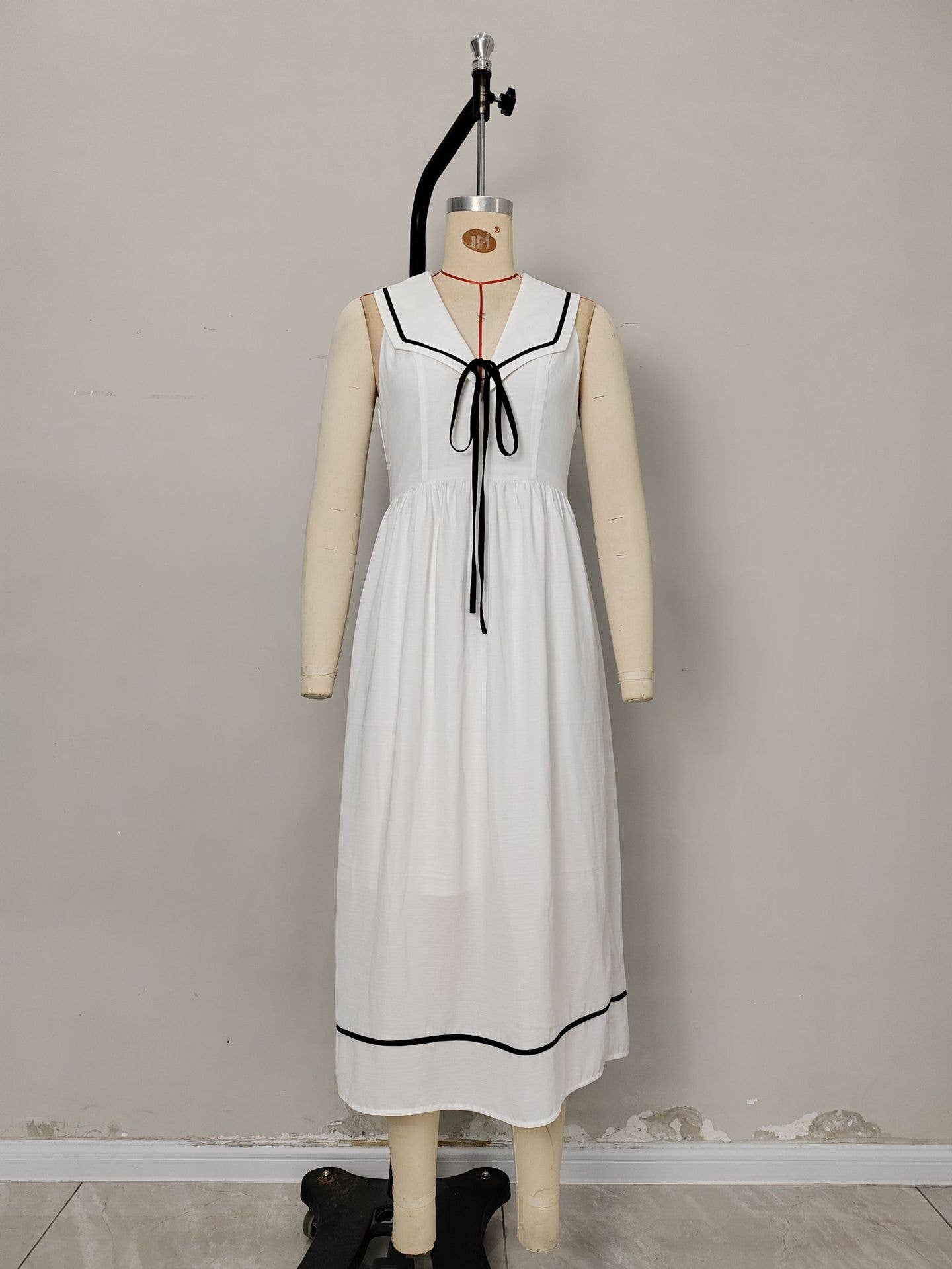 Fashionable sleeveless sailor collar dress