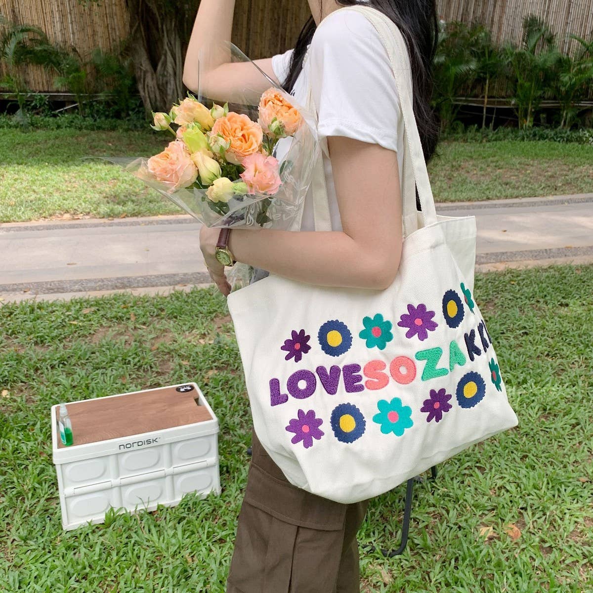 CWAB5818_FRENCH GIRL CANVAS BAG WITH EMBROIDERED FLOWERS