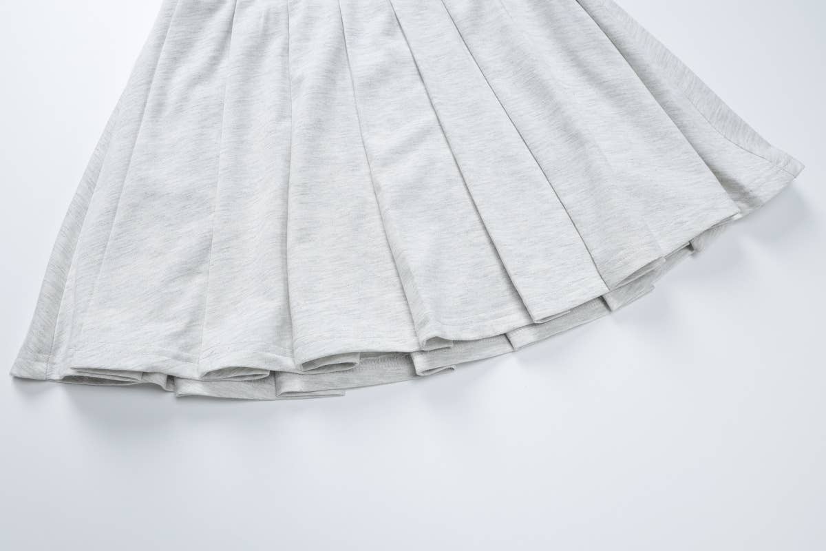 Long-sleeved sweatshirt and pleated skirt set