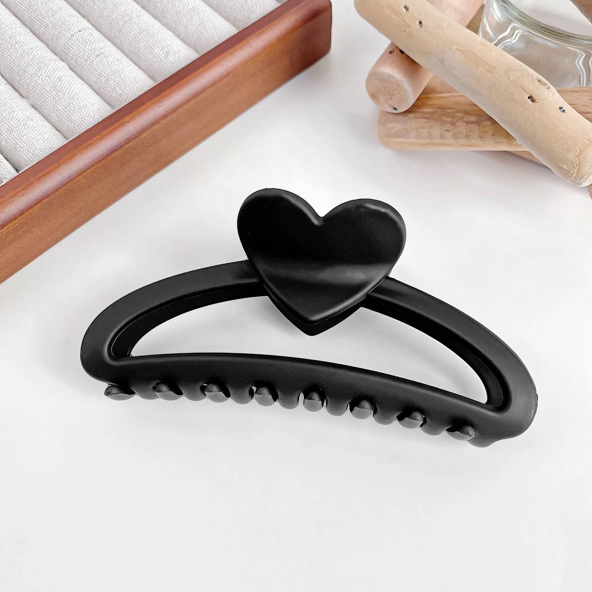 Versatile fashionable hollowed-out grab clip